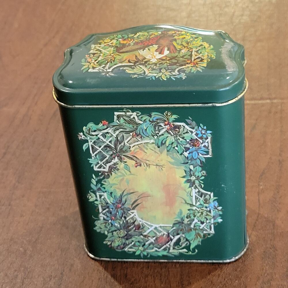 Vintage Christmas Tin England Holiday Tea 1981 Green Pineapples Gold Trim Avon - Picture 3 of 9